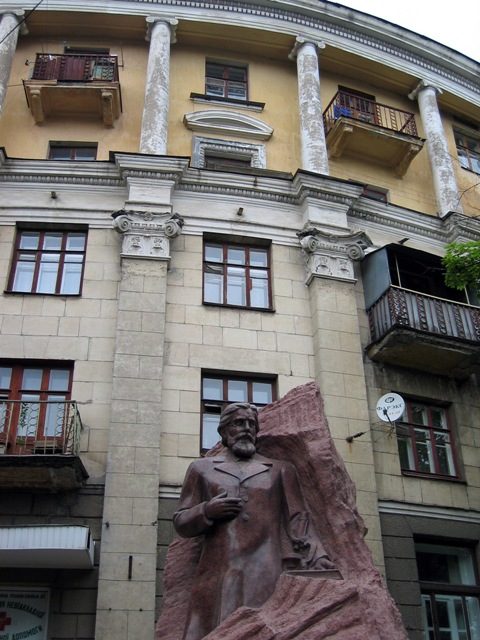 Ilya Mechnikov monument, Kharkiv, Ukraine.jpg